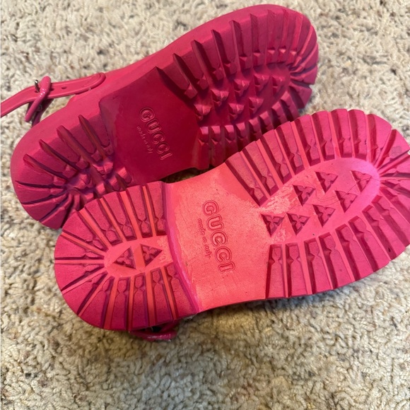 Gucci Red Sandals with Iconic Monogram Pattern - Picture 4 of 4